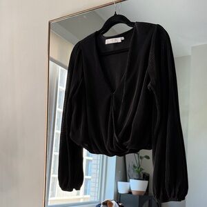 🔴 $15 SALE - Astr Black Ribbed V-Neck Top